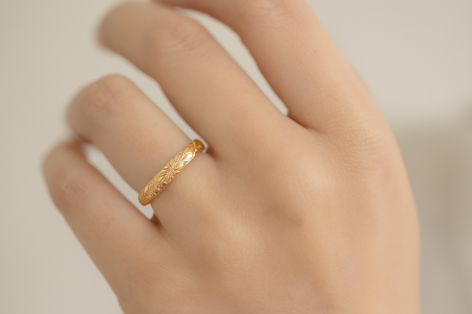 フローラルエングレーブ ゴールドリング – アクセサリーのROLLVER
