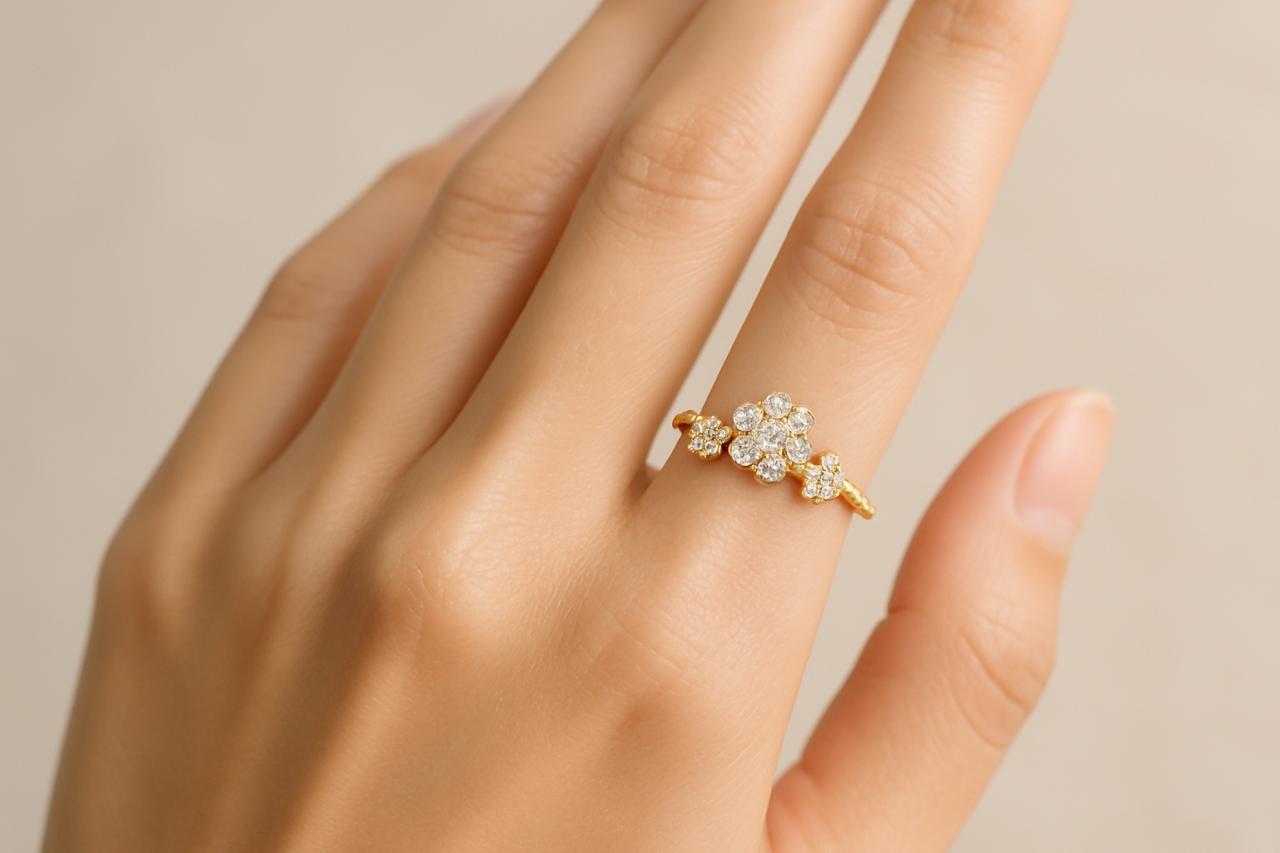 フラワークラスターダイヤリング（18Kゴールド仕上げ） – アクセサリー